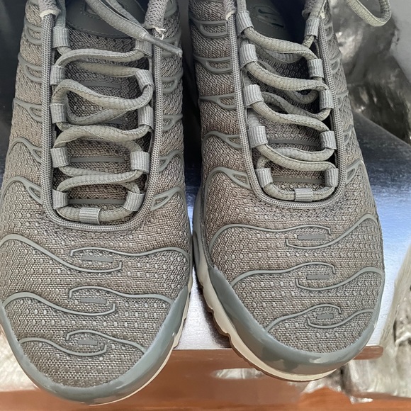 Nike US women’s size 8 sage green sneakers - Picture 2 of 2